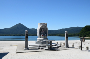 青森県の恐山に行って参りました。込んでいるかと思いきや人は意外と少なく、荒涼とした賽の河原の向こうには宇曾利山湖の青い湖水と極楽浜の白い砂浜が静かに広がっていました。